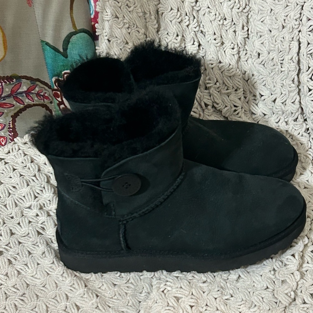 UGG - image 1